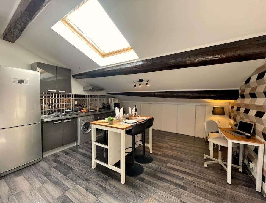 Charme Urbain Sous Les Toits-Terrasse/Clim/Parking Apartment Безие Екстериор снимка